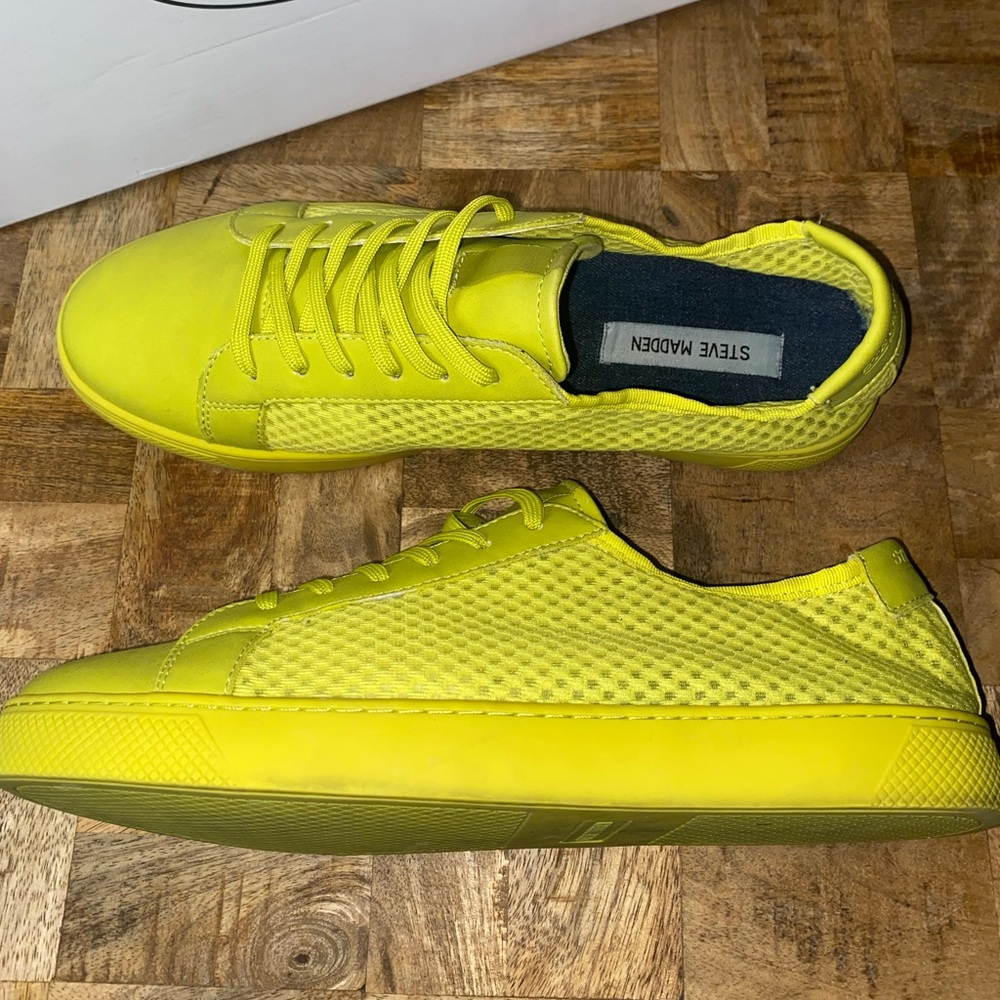 GENTLY USED Steve Madden Sneaker
